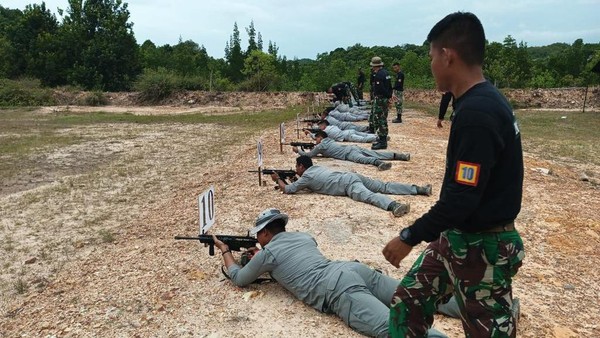 Seperti Ini Latihan Menembak Bakamla RI di Batam