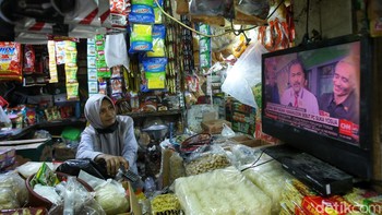 Salah satunya Meni (43) yang telah memasang STB sejak enam bulan yang lalu, kala itu ia membeli STB dengan harga Rp 199.000. Meni berharap setelah memasang STB dapat menikmati saluran yang lebih jernih.