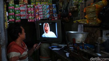 Warga menonton TV di Pasar Kebayoran Lama, Jakarta, Rabu (2/11/2022).