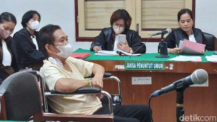 Terdakwa kepemilikan tempat judi di Kompleks Asia Mega Mas Medan, Tek Siong saat diadili di PN Medan. (Farid/detikSumut)