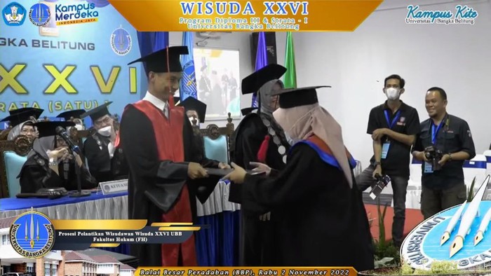 Momen wisuda unik, suami mewisuda istri di acara wisuda XVI di Balai Besar Peradaban, Gedung Rektorat Universitas Bangka Belitung, Rabu (2/11/2022).