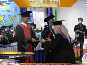Momen Langka! Viral Suami Dosen Wisuda Istri Sendiri di UBB