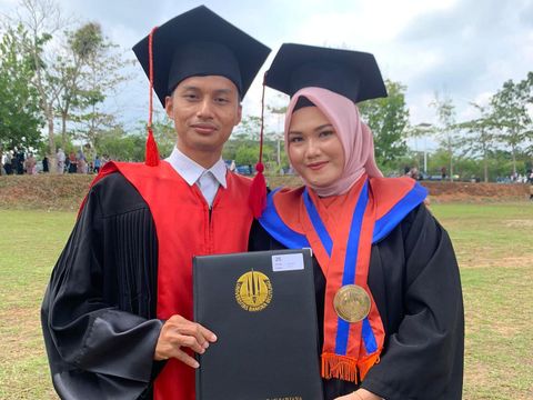 Momen wisuda unik, suami mewisuda istri di acara wisuda XVI di Balai Besar Peradaban, Gedung Rektorat Universitas Bangka Belitung, Rabu (2/11/2022).