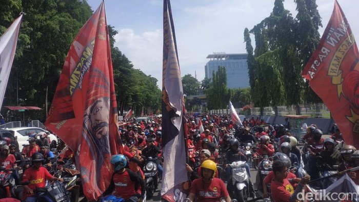 Suporter PSM Makassar konvoi dalam merayakan HUT PSM ke-107