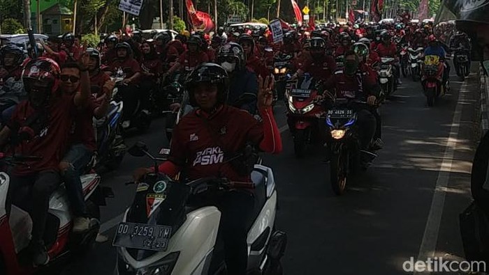 Suporter PSM Makassar konvoi dalam merayakan HUT PSM ke-107