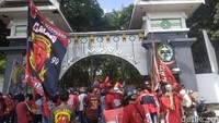 Suporter PSM Makassar berdemonstrasi di kantor Gubernur Sulsel menagih janji Gubernur Andi Sudirman Sulaiman terkait pembangunan Stadion Mattoanging. Foto: Ibrahim Rewa/detikSulsel