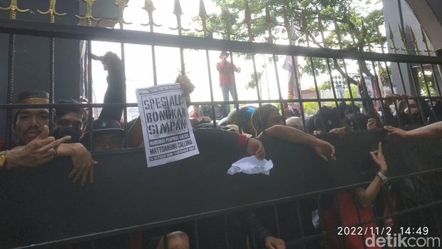Suporter PSM Makassar The Macz Man berorasi di Kantor Gubernur Sulsel menagih janji Gubernur Sulsel terkait pembangunan Stadion Mattoanging.