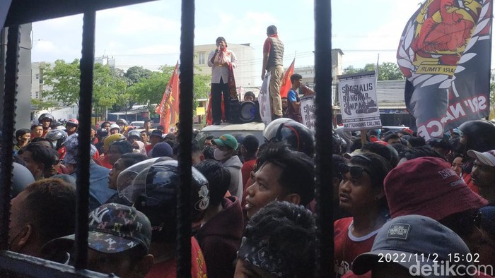Suporter PSM Makassar The Macz Man berorasi di Kantor Gubernur Sulsel menagih janji Gubernur Sulsel terkait pembangunan Stadion Mattoanging.