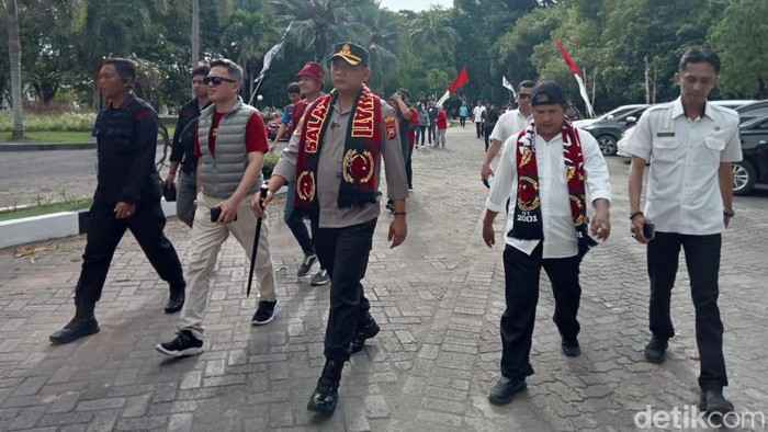 Kapolrestabes Makassar menengahi Suporter PSM Makassar The Macz Man yang ingin bertemu dengan Gubernur Andi Sudirman Sulaiman soal Stadion Mattoanging.