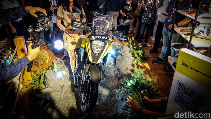 Suzuki V-Strom 250 Hadir di IMOS 2022, Anak Touring Merapat! Indonesia kedatangan motor adventure kelas 250 cc. Suzuki V-Strom SX 250 resmi meluncur di ajang IMOS 2022 yang digelar di JCC Senayan, Jakarta.