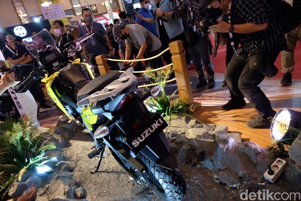 Indonesia kedatangan motor adventure kelas 250 cc. Suzuki V-Strom SX 250 resmi meluncur di ajang IMOS 2022 yang digelar di JCC Senayan, Jakarta.