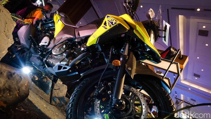 Suzuki V-Strom 250 Hadir di IMOS 2022, Anak Touring Merapat! Indonesia kedatangan motor adventure kelas 250 cc. Suzuki V-Strom SX 250 resmi meluncur di ajang IMOS 2022 yang digelar di JCC Senayan, Jakarta.