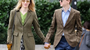 Mereka tampak sangat mesra di mana saja. Ini saat berjalan-jalan di tengah kota London. Foto: Getty Images