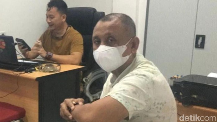Tampang pria penampar sopir di Palembang, Sumsel saat diperiksa polisi.