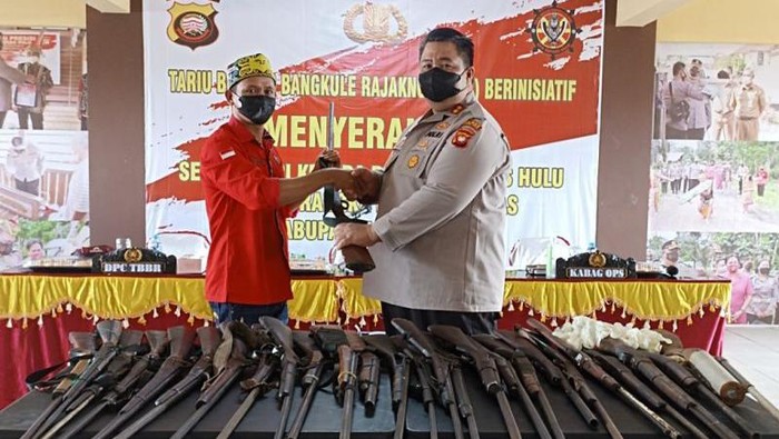 Tariu Borneo Bengkulu Rajakng (TBBR) Pasukan Merah Suku Dayak Kabupaten Kapuas Hulu Kalimantan Barat menyerahkan 27 pucuk senjata api rakitan ilegal ke polisi.