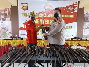 Pasukan Merah Suku Dayak Serahkan 27 Senpi Ilegal ke Polisi