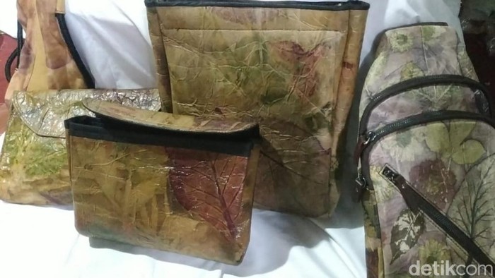 Tas dari bahan kertas semen yang diwarnai dengan ecoprint