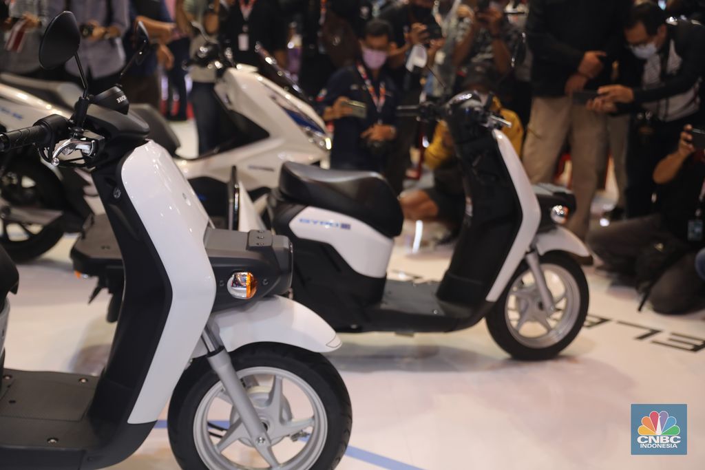 Technology berupa moped listrik dan motor listrik Honda hingga tahun 2030 di Indonesia di pembukaan  Indonesia Motorcycle Show (IMOS) 2022 yang berlangsung di Jakarta Convention Center, Senayan, Jakarta, (2/11/2022). (CNBC Indonesia/ Muhammad Sabki)