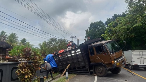 Truk bermuatan tepung menghantam rumah warga di Jalan Nasional Denpasar-Gilimanuk, tepatnya di Banjar Air Anakan, Desa Banyubiru, Kecamatan Negara, Jembrana, Bali, Rabu (02/11/2022) pagi. (I Putu Adi Budiastrawan/detikBali)