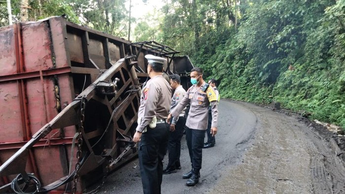 truk terguling di gumitir, jember