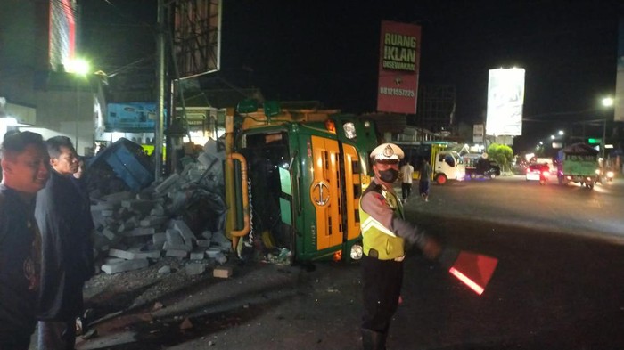 Truk terguling di Secang Magelang, Rabu (2/11/2022).