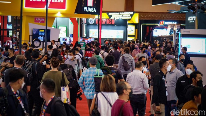 Indonesia Motorcycle Show (IMOS) 2022 resmi dibuka hari ini di JCC Senayan, Jakarta. Pengunjung ramai mendatangi pameran di hari pertama.