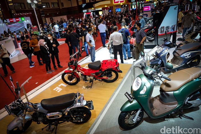 Indonesia Motorcycle Show (IMOS) 2022 resmi dibuka hari ini di JCC Senayan, Jakarta. Pengunjung ramai mendatangi pameran di hari pertama.