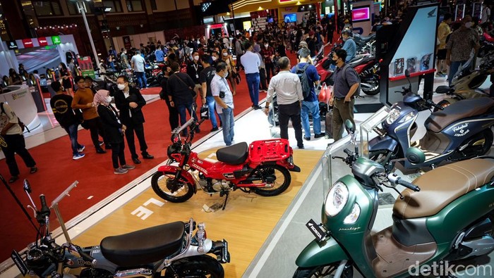 Indonesia Motorcycle Show (IMOS) 2022 resmi dibuka hari ini di JCC Senayan, Jakarta. Pengunjung ramai mendatangi pameran di hari pertama.