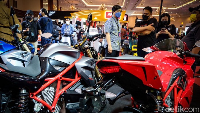 Indonesia Motorcycle Show (IMOS) 2022 resmi dibuka hari ini di JCC Senayan, Jakarta. Pengunjung ramai mendatangi pameran di hari pertama.
