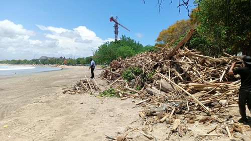 Tumpukan sampah kiriman kayu di Pantai Kuta, Rabu (2/11/2022).
