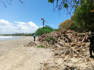Fenomena Puluhan Ton Sampah Kiriman Menumpuk di Pantai Kuta