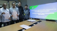 Chief Marketing Officer ALAMIi Group, Tengku Ferdi (tiga dari kanan) dan Ketua Umum ALFI DKI Jakarta, Adil Karim (kiri) saat menandatangani MoU antara ALAMI Group dan Asosiasi Logistik dan Forwarder Indonesia (ALFI) disaksikan Co-Founder & Managing Director Alami Group, Bembi Triawan Juniar (dua dari kanan) dan Wakil Ketua Umum ALFI Jawa Barat, Irfan Hakim (paling kanan) di kantor Alami, Plaza 89, Jakarta, Rabu (02/11).