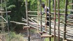 Usai Diterjang Arus, Jembatan Bambu di Kediri Ini Kembali Diperbaiki Warga