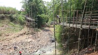 Jembatan bambu ini menghubungkan Kediri dengan Tulungagung. Tinggi jembatan tersebut 40 meter.