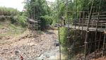 Usai Diterjang Arus, Jembatan Bambu di Kediri Ini Kembali Diperbaiki Warga