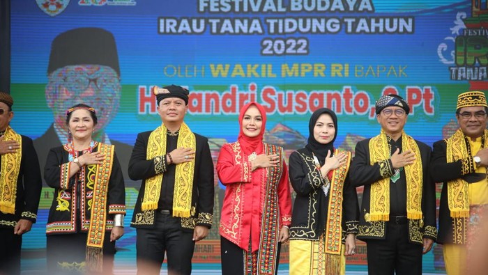 Wakil Ketua MPR Yandri Susanto membuka secara resmi Festival Budaya Irau Tana Tidung di Lapangan RTH Joesoef Abdullah, Kalimantan Utara