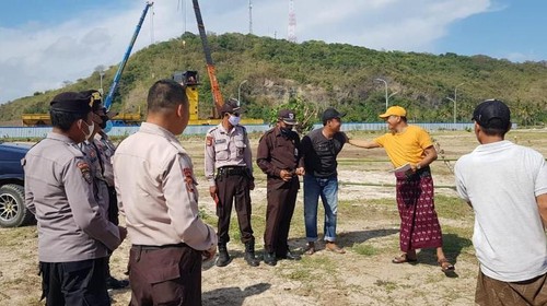 Warga pagar lahan di dalam Sirkuit Mandalika, Lombok Tengah, NTB.