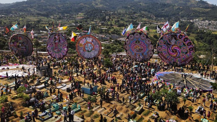 Residents lift a giant kite during the celebration of All Saints Day, in Santiago Sacatepequez, Guatemala, November 1, 2022. REUTERS/Luis Echeverria     TPX IMAGES OF THE DAY