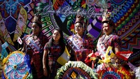 Masyarakat kota Santiago Sacatepequez, Guatemala merayakan peringatan All Saints Day dengan menerbangkan layang-layang raksasa.