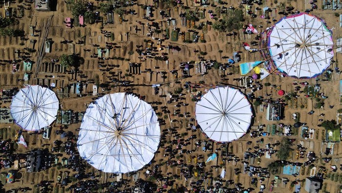 Warna-warni Layang-layang Raksasa Peringati Hari Kematian di Guatemala Residents lift a giant kite during the celebration of All Saints Day, in Santiago Sacatepequez, Guatemala, November 1, 2022. REUTERS/Luis Echeverria TPX IMAGES OF THE DAY