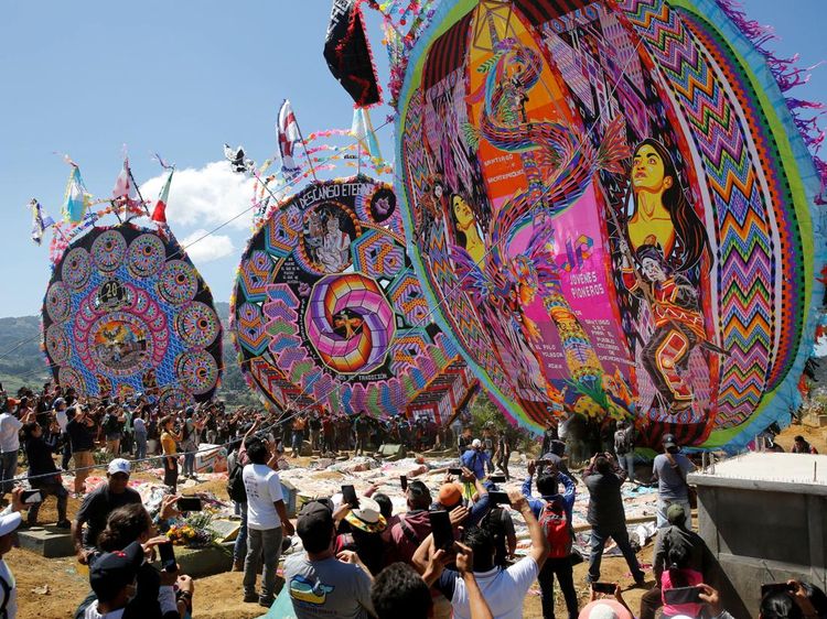 Warna-warni Layang-layang Raksasa Peringati Hari Kematian di Guatemala