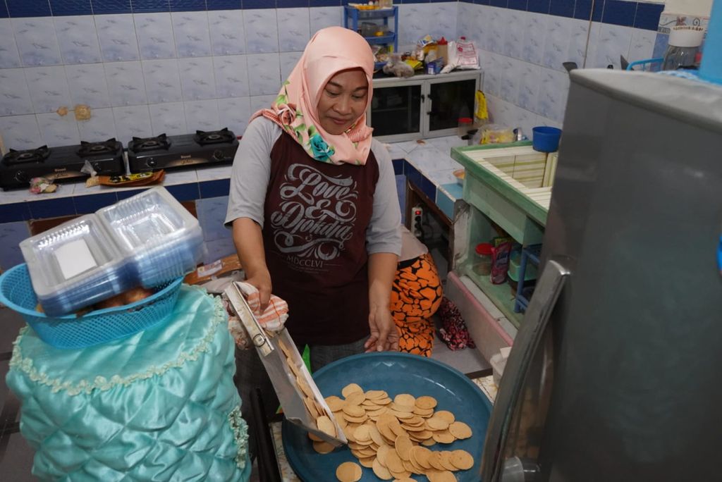 Salah satunya adalah wingko kriuk. Jajanan ini merupakan wingko krispi yang dibuat oleh Yuaningsih.