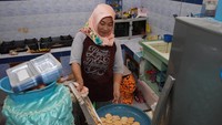 Membuat wingko babat kriuk/Foto: Eko Sudjarwo/detikJatim
