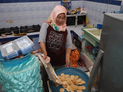 Salah satunya adalah wingko kriuk. Jajanan ini merupakan wingko krispi yang dibuat oleh Yuaningsih.