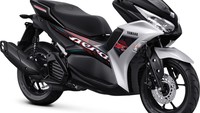 Yamaha Aerox 155 warna Black Silver. Dari spesifikasinya tetap sama. Yamaha Aerox 155 hadir dengan mesin Blue Core 155cc berpendingin cairan, dilengkapi dengan teknologi Variable Valve Actuation (VVA). Mesin baru ini mampu menghasilkan tenaga maksimum sebesar 11.3kW / 8.000rpm serta torsi maksimum sebesar 13.9Nm / 6.500rpm  Foto: Dok. Yamaha