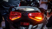 Selain dari segi tampilannya yang diperbarui, seluruh sistem pencahayaan pada generasi terbaru XMAX juga sudah ditingkatkan dengan mengadopsi teknologi LED termasuk pada bagian lampu hazard-nya.