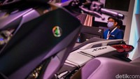XMAX Connected melalui fitur konektivitas yang memungkinkan pengendara dapat terhubung dengan sepeda motor melalui aplikasi Y-Connect.