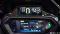 Selain fitur Y-Connect, kecanggihan pada motor juga datang melalui sistem TFT Infotainment Display yang memberikan beragam informasi dan hiburan seperti perkiraan cuaca, kondisi sepeda motor, notifikasi telepon dan pesan dengan tampilan yang lebih lengkap serta kontrol untuk memainkan musik favorit pengendara.