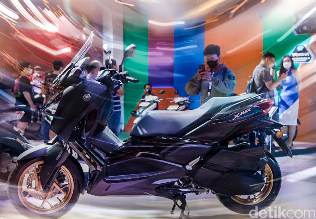 Yamaha XMAX Connected diluncurkan pada pameran IMOS 2022 di JCC, Jakarta. Skutik premium ini dipasarkan seharga Rp 66 juta OTR Jakarta.
