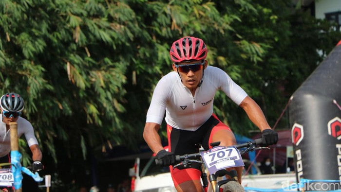 Dua atlet MTB nasional, Zainal Fanani dan Muhammad Ihza, ikut meramaikan lomba balap sepeda bertajuk JPM Sumpah Pemuda Race 2022, Minggu (30/10) di JPM Kayu Putih Bike Park, Pondok Cabe, Tangerang Selatan. Keduanya naik podium.